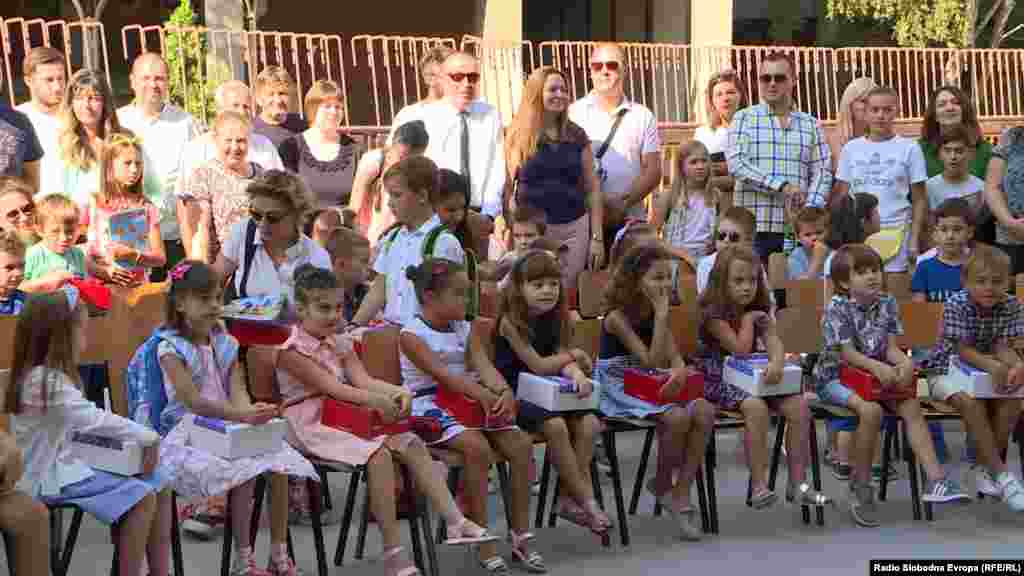 МАКЕДОНИЈА - Чуден почетокот на новата школската година. Во Скопје во едни училишта се одвиваше штрајкот организиран од Синдикатот за образование и наука, а во други имаше само прием на првачињата, но без наставна програма. Работниците во образованието бараат повисоки плати за 25 проценти додека од Министерството за образование велат дека платите се покачени за 10 отсто од август лани во кои се вклучени и сегашните пет проценти.