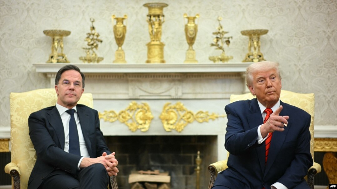 Secretarul general al NATO, Mark Rutte și președintele american, Donald Trump, la Casa Albă, în Biroul Oval - 13 martie 2025