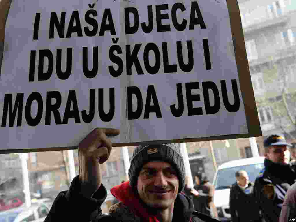 BiH: protest osoba sa oštećenim sluhom ispred parlamenta u Sarajevu - februar, 2009. 