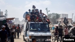 باشنده های شمال غزه منطقه را ترک می کنند تا به جای امن بروند