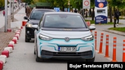 Një veturë elektrike në një rrugë të Prishtinës.