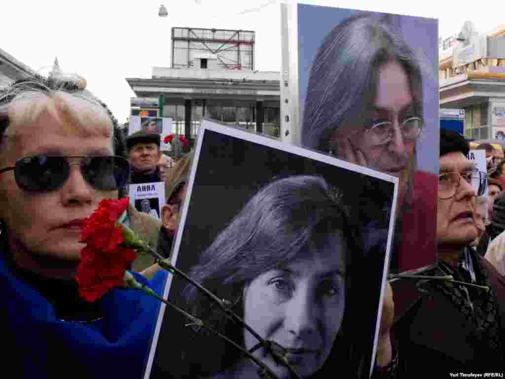 Russia -- Human rights activists at a rally in honour of slain journalist Anna Politkovskaya, in Moscow, 07Oct2009 - Russia -- Human rights activists at a rally in honour of slain journalist Anna Politkovskaya, in Moscow, 07Oct2009