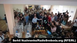 უკრაინის პრეზიდენტი, ვლადიმირ ზელენსკი საარჩევნო უბანში, კიევში, 21 ივლისსს