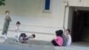 Играющие возле дома дети. Ашхабад, май, 2021