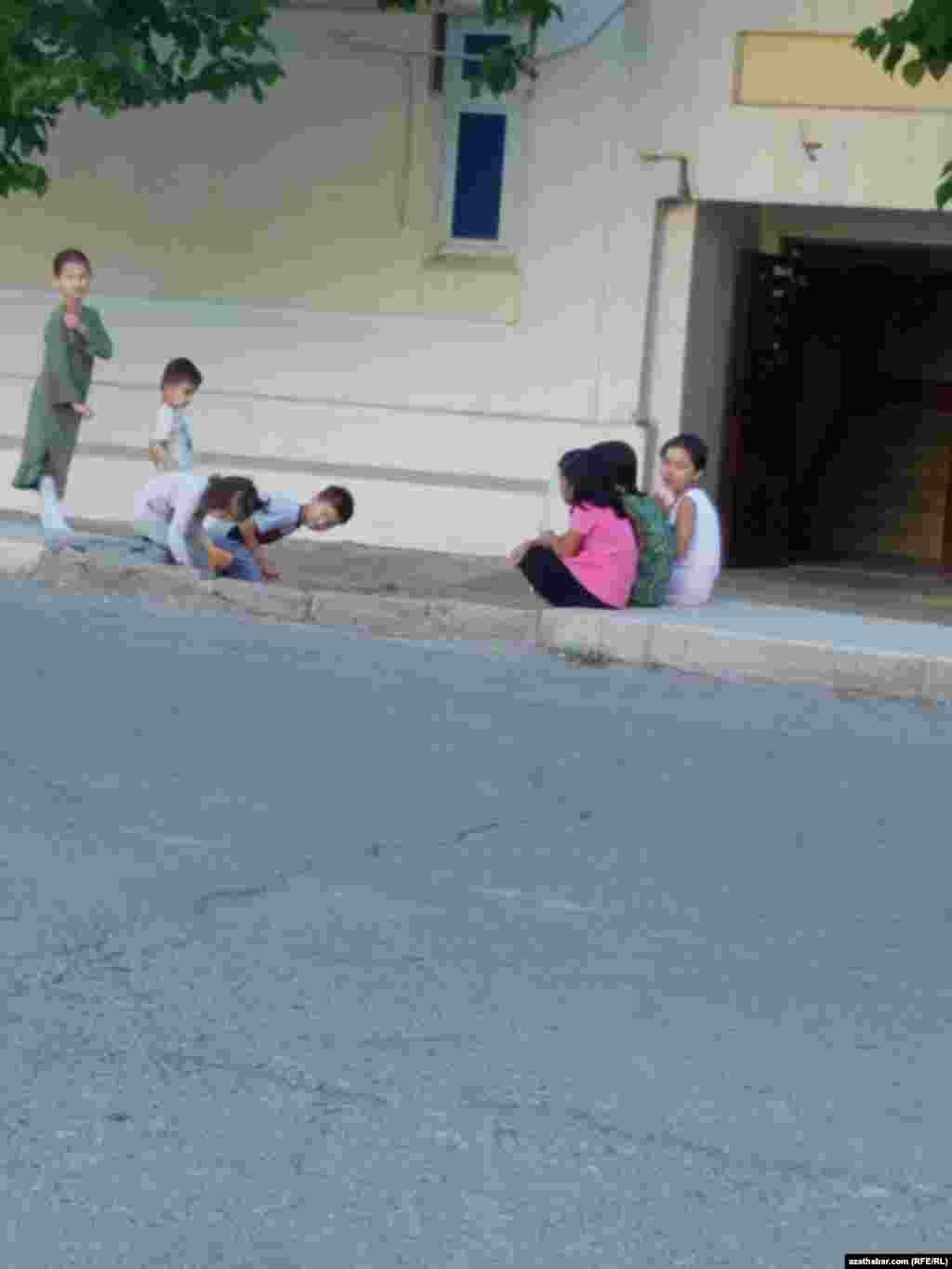 Aşgabat. Jaýlarynyň işiginde oýnaýan çagalar.&nbsp;