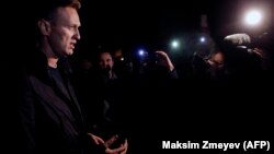 Алексей Навальный 29-сентябрда кармалып, кайра бошотулгандан кийин журналисттер менен тарапкерлерине сүйлөп жатат.