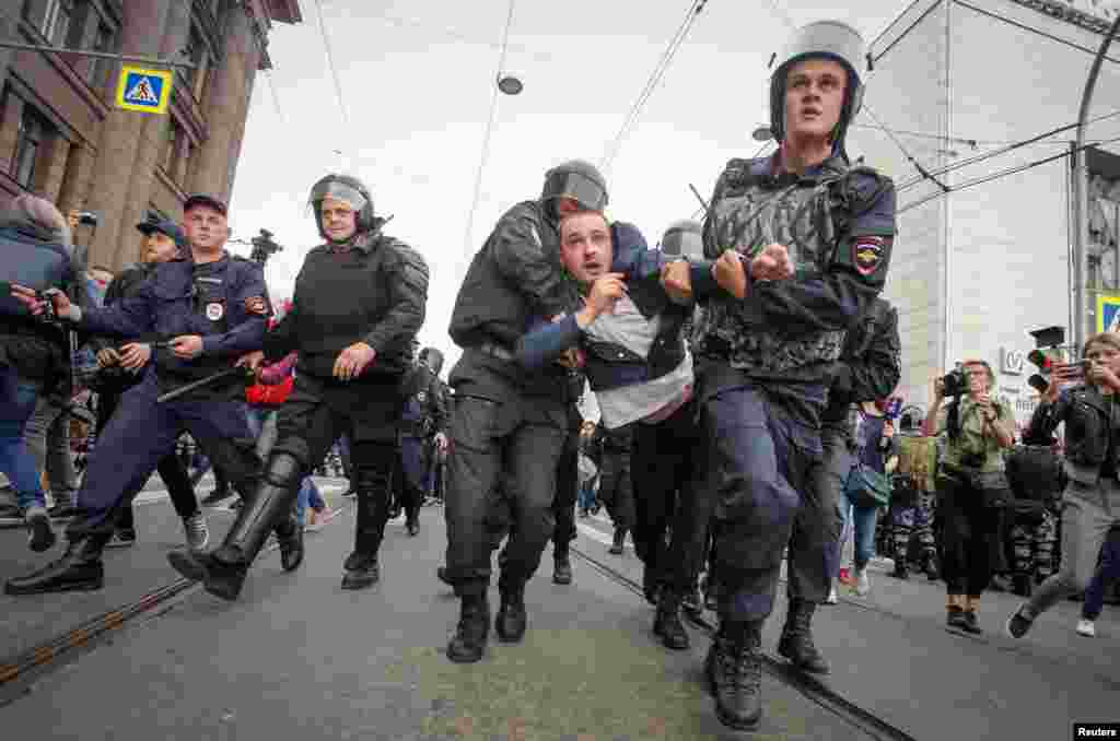 Police charging through protest lines in St. Petersburg.&nbsp;