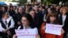 Пред сградата на Министерство на здравеопазването (МЗ) се провежда протест на студенти и медицински специалисти.