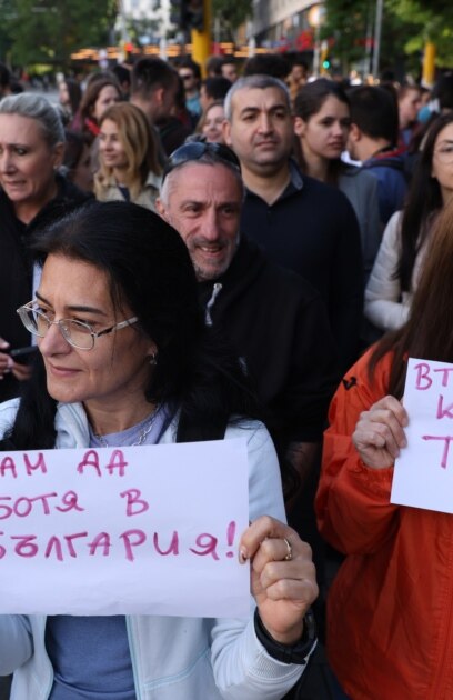 Стотици млади лекари медицински сестри студенти и други медицински специалисти