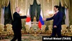 Russian President Vladimir Putin (left) meets with Japanese Prime Minister Shinzo Abe at the Kremlin in Moscow on April 27. 