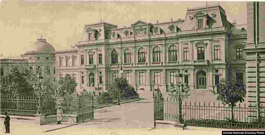 Palatul Regal din București, de pe Calea Victoriei. Carol I a refăcut Casa Golescu care funcționa pe același loc pe post de Palat Domnesc. Când a fost adus aici, la 10 Mai 1866, a întrebat nedumerit: &bdquo;Unde este Palatul?&rdquo;. Acesta este Palatul&rdquo;, a venit răspunsul stânjenit. Forma actuală a Palatului Regal care adăpostește Muzeul Național de Artă a fost dată la restaurarea din vremea Regelui Carol al II - lea. Foto: Arhivele Naționale.&nbsp;