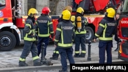 Vatrogasci ispred zgrade Glavne pošte u Beogradu zbog požara koji je izbio na krovu zgrade, 13.11.2025. 
