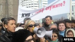 Митинг памяти погибших оппозиционеров Алтынбека Сарсенбаева, Заманбека Нуркадилова и независимого журналиста Асхата Шарипжанова. Алматы, 16 февраля 2006 года.