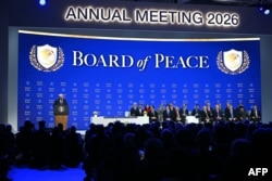 Прэзыдэнт ЗША Дональд Трамп (зьлева) выступае на пасяджэньні Рады міру падчас Сусьветнага эканамічнага форуму ў Давосе, 22 студзеня 2026 году