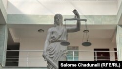 მოსამართლის მიმართ „უხამსი ქმედება“ დასჯადი ხდება.