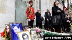 К мемориалу на площади Героев в Тбилиси сегодня приходили беженцы, ветераны войны, политики