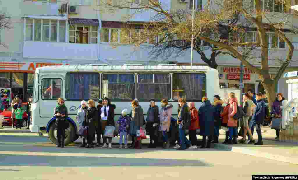 На площади Захарова образовалась очередь из ожидающих автобус людей