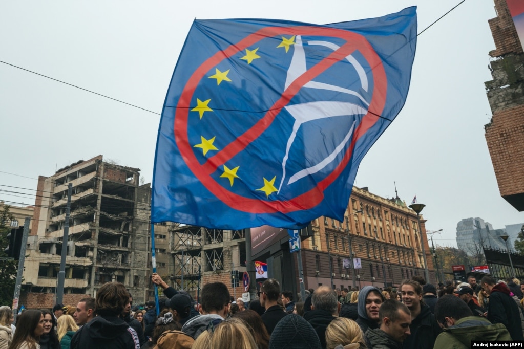 Flamuj kundër NATO-s dhe Bashkimit Evropian në protestën e 11 nëntorit. Protestuesit kërkojnë që rrënojat të mos preken, derisa Vuçiq, i cili është president i Serbisë, ka thënë se projekti në vlerë të 500 milionë dollarëve do të kontribuojë që Beogradi të bëhet “qendër e kësaj pjese të botës”.