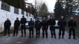 Полицаи от Столичната дирекция на вътрешните работи блокират пътя към т.нар. "сараи" на ул. "Беловодски път" в Бояна, 12 април 2025 г.