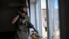 Украинский военнослужащий ведет наблюдение в прифронтовой Дружковке, Донецкая область, Украина, 25 августа 2026 года