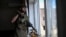 Украинский военнослужащий ведет наблюдение в прифронтовой Дружковке, Донецкая область, Украина, 25 августа 2026 года