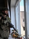 Украинский военнослужащий ведет наблюдение в прифронтовой Дружковке, Донецкая область, Украина, 25 августа 2026 года