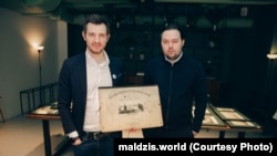 Рыгор Астапеня і Павал Мацукевіч зь літаграфіямі Напалеона Орды