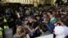 В късните часове на протеста във вторник имаше сблъсъци между полиция и протестиращи. 