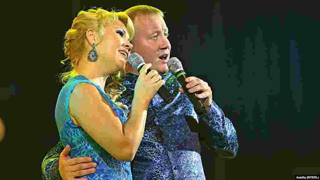 Илназ тормыш иптәше, җырчы Гүзәл Идрисова белән&nbsp;