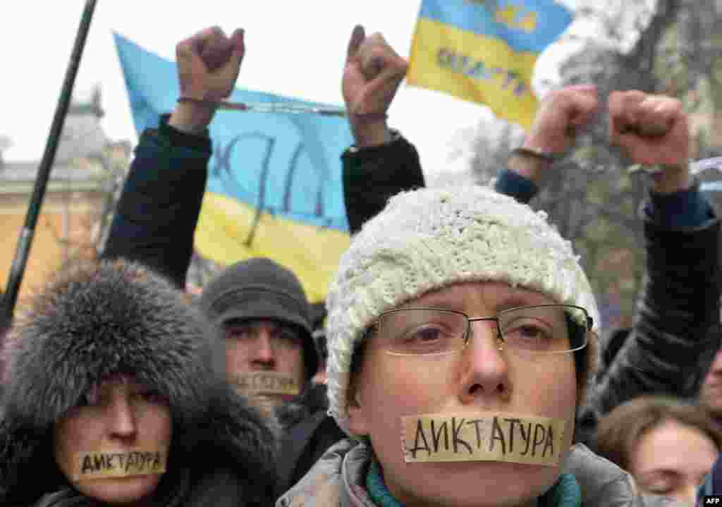 Праэўрапейскія актывісты з налепкамі &quot;дыктатура&quot; на вуснах перад адміністрацыяй прэзыдэнта ў Кіеве