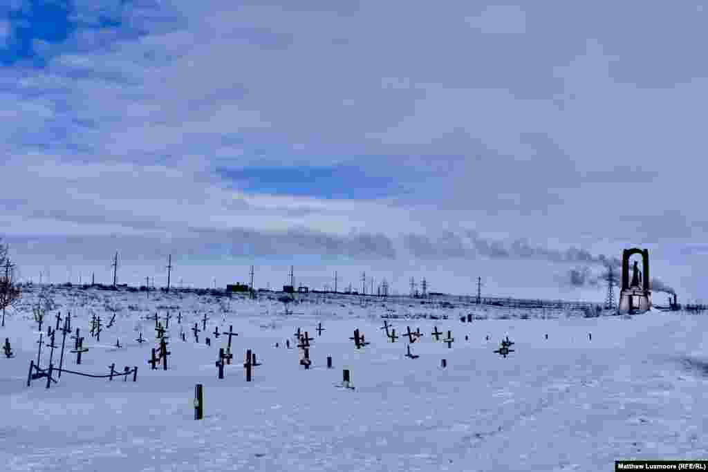 A fakeresztek a hóban annak a 42 embernek a sírhelyét jelölik, akik fellázadtak a vorkutai kényszermunkatáborban, de megölték őket 1953-ban