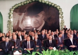 بشار اسد در اولین سالگرد مرگ پدرش/ در این تصویری حسن حبیبی معاون وقت رئیس‌جمهور ایران، امیل لحود رئیس‌جمهور وقت لبنان و ماهر اسد برادر کوچک بشار اسد او را همراهی می‌کنند