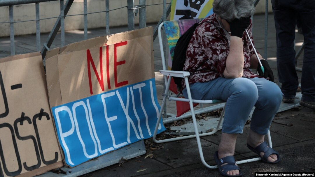 În 13 iulie, mai multe persoane s-au adunat în fața Tribunalului Constituțional din Varșovia. Acestea au purtat pancarte cu „Nu Polexit", „UE, nu da înapoi” sau „Quo Vadis, Polsko?