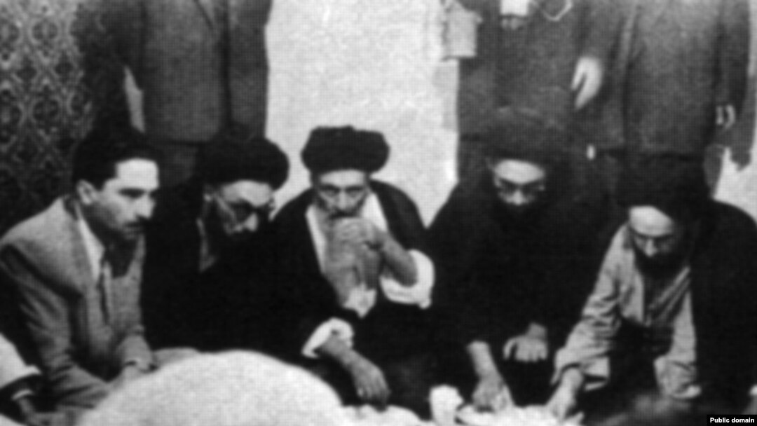 آیت‌الله کاشانی بر سر سفره در میان هوادارانش، آیت‌الله خمینی نفر اول از سمت راست