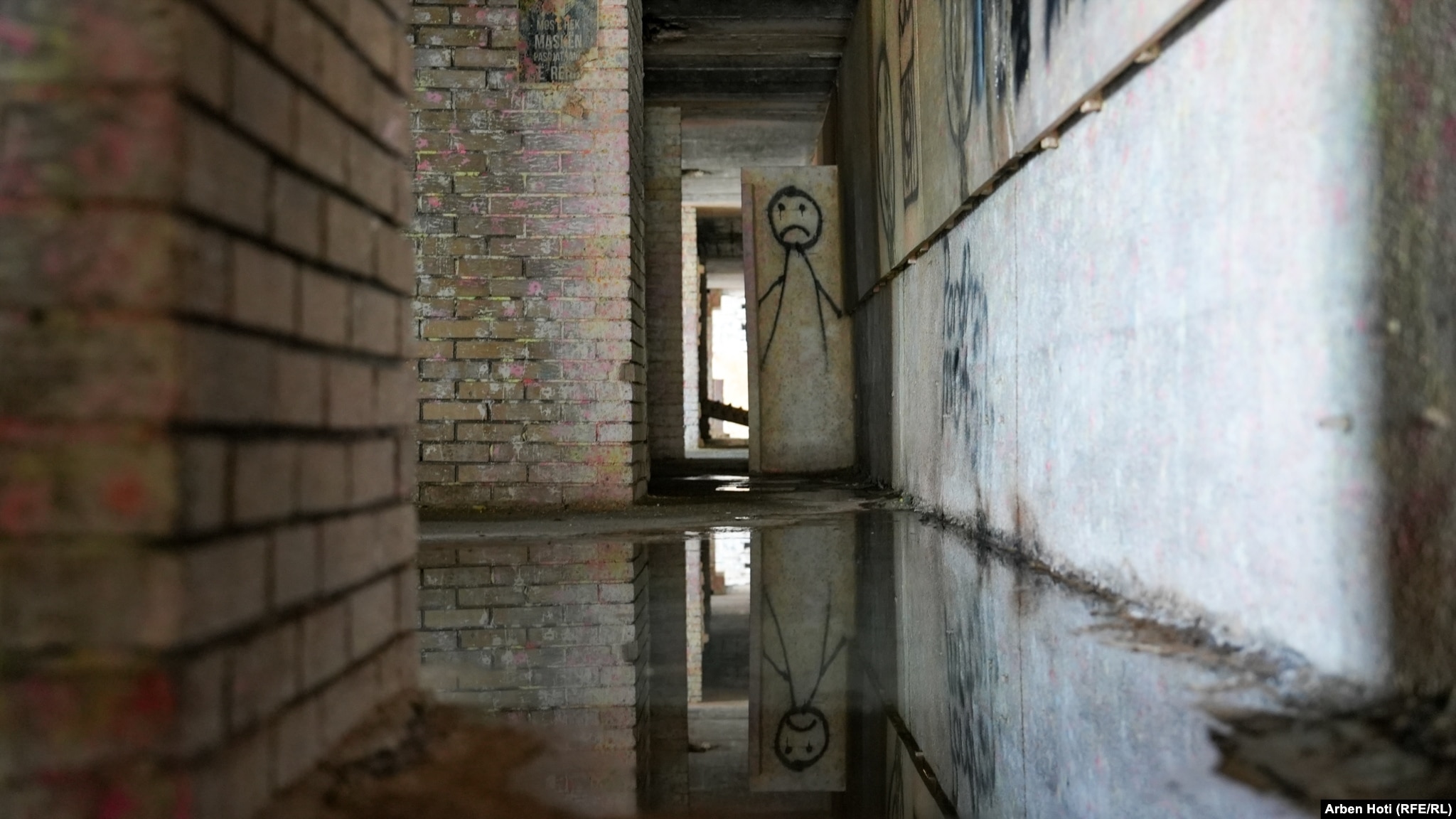 Një koridor në Pallatin e Rinisë dhe Sporteve në Prishtinë, i mbushur me ujë teksa vonesat në rinovimin e tij për Lojërat Mesdhetare 2030 vazhdojnë.