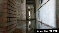 Një koridor në Pallatin e Rinisë dhe Sporteve në Prishtinë, i mbushur me ujë teksa vonesat në rinovimin e tij për Lojërat Mesdhetare 2030 vazhdojnë.