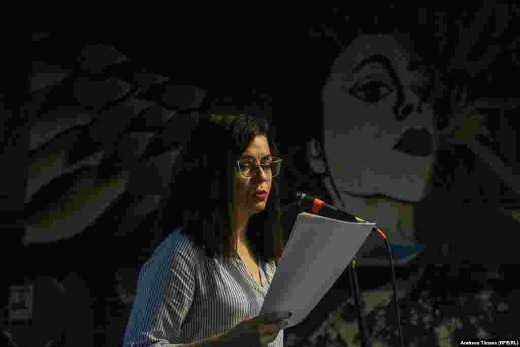 Scriitoarea Georgiana Mihăilă citește o poezie în cadrul evenimentului &bdquo;Fabrica de Poezie Vol. 29&rdquo;, la Clubul Fabrica din București.