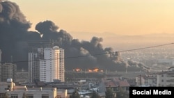 კვამლი თეირანის დასავლეთ ნაწილზე იერიშის შემდეგ. 2026 წლის 2 მარტი