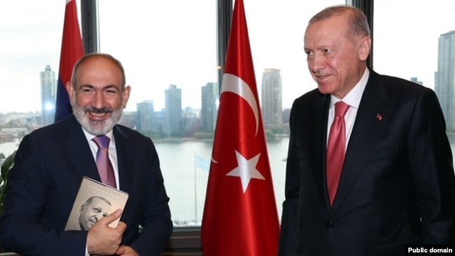 Estados Unidos - El presidente turco, Recep Tayyip Erdogan, y el primer ministro armenio, Nikol Pashinian, se reúnen en Nueva York el 24 de septiembre de 2024.