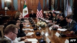 Meksički predsjednik Andres Manuel Lopez Obrador prisustvuje sastanku s američkim državnim sekretarom Antonyjem Blinkenom i drugim američkim zvaničnicima u Meksiko Sitiju 27. decembra 2023.