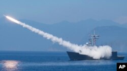 Fregata kineze Cheng Kung lëshon një raketë anti-ajrore në brigjet lindore të ishullit pranë qytetit të Yilan, Tajvan më 26 korrik 2022.
