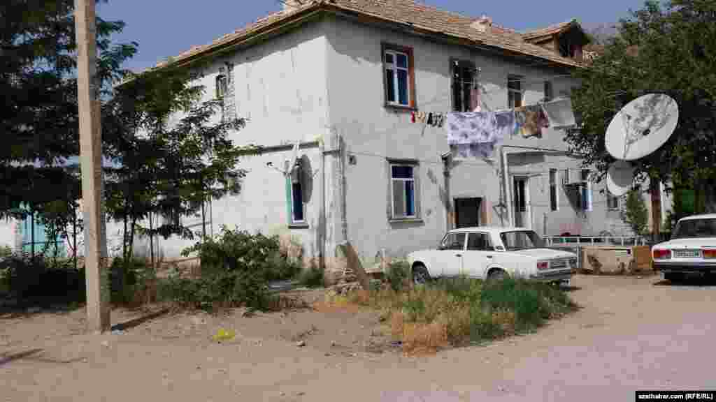 Bu kwartallaryň ýerleýän sebitinde elektrik togunyň hem kadaly däldigi, ýagny il içinde aýdylyşy ýaly &ldquo;oýnap&rdquo; durýandygy habar berilýär.&nbsp;