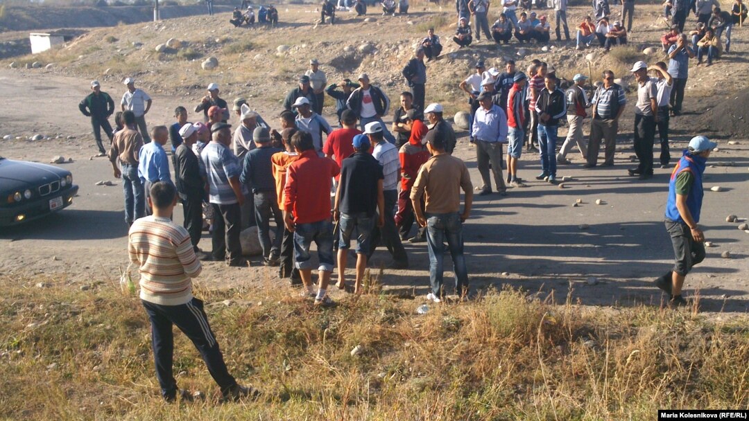 Protesters in Issyk-Kul set fire to a car and block the road on October 8.