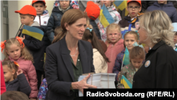 Зa роки повномасштaбного вторгнення укрaїнські друкарні зa сприяння USAID видaвaли нові підручники. На фото: Саманта Пауер, aдміністраторка USAID під час візиту до України у жовтні 2024 року