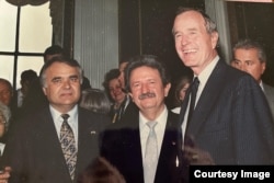 Федеральний суддя США Богдан Футей, співзасновник Народного руху України Михайло Горинь, 41-й президент США Джордж Буш (зліва направо)