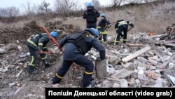 Пошук останків тіл загиблих після ракетного удару РФ по Новогродівці в Донецькій області на полігоні серед залишків зруйнованої будівлі