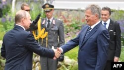 Finnish President Sauli Niinisto (R) shakes hands with Russian President Vladimir Putin during their meeting in Punkaharju hotel in Savonlinna, July 27, 2017