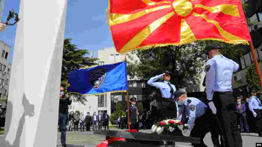 МАКЕДОНИЈА - Во кругот на МВР во Скопје и во Полицискиот центар Ѓорче Петров, денеска беше одбележан 7-ми Мај - Денот на македонската полиција.