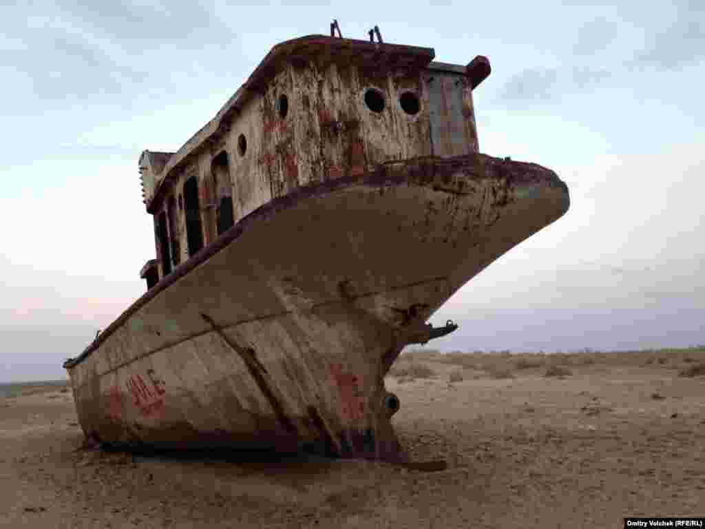 A so-called ships&#39; cemetery near the Uzbek town of Moynoq is shrinking, because&nbsp;a major part of the former fishing fleet has been utilized as scrap metal 