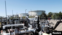 FOTO DE ARHIVĂ: Conducta de petrol „Drujba” dintre Ungaria și Rusia, văzută la rafinăria „Duna” a grupului maghiar MOL din Szazhalombatta, Ungaria.